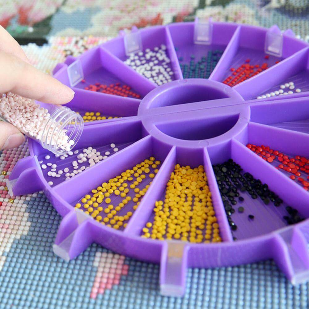 The round professional diamond painting tray can be used with 12 different colors of diamonds at a time. The diamonds in the storage can be quickly poured into the purple tray. Good for  diamond painting beginners and pros