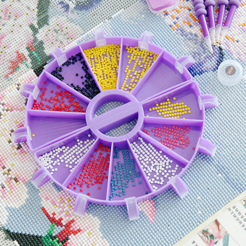 Detailed view of purple diamond painting tray organizing resin drills by color sections.It can use multiple colors of diamonds  at once, making diamond painting easier and more friendly to beginners.